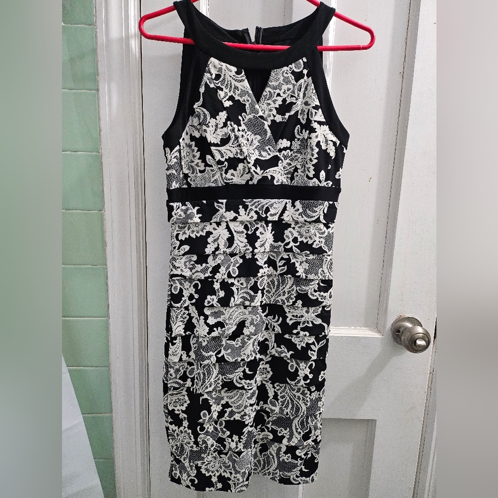 EUC White House Black Market Slimming Tiered Dress w/ Cut out detail sz 4